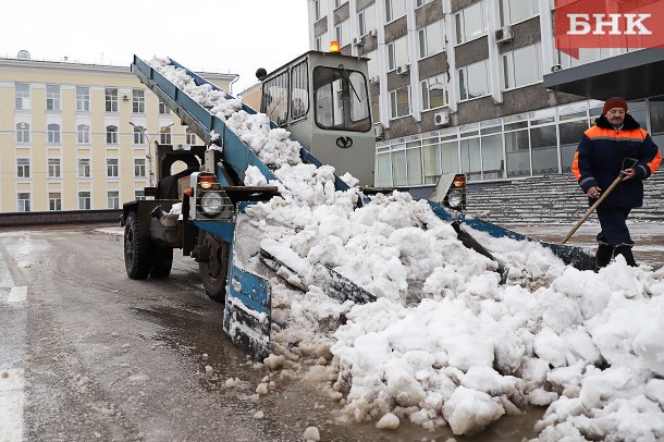 В Сыктывкаре за ночь вывезли почти 900 кубометров снега