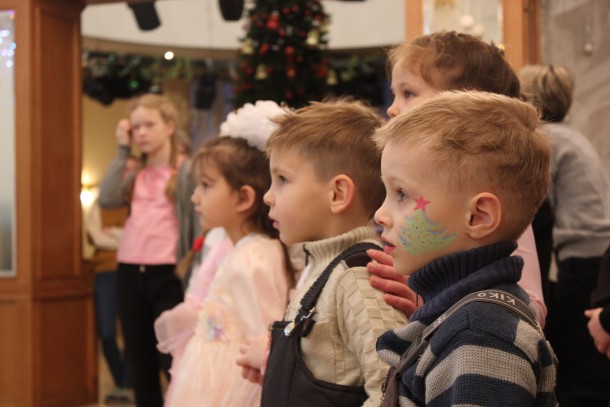В Сыктывкаре детям-сиротам устроили новогоднее представление