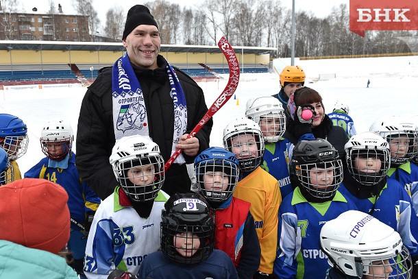 Николай Валуев устроил фотосессию с юными хоккеистами Сыктывкара