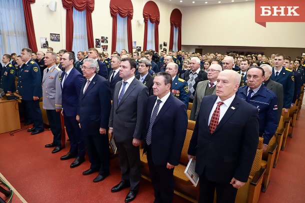 В День спасателя в МЧС Коми наградили лучших сотрудников и СМИ