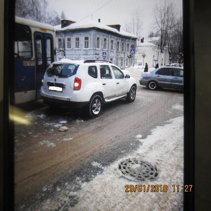 В центре Сыктывкара не поделили дорогу пассажирский автобус и внедорожник