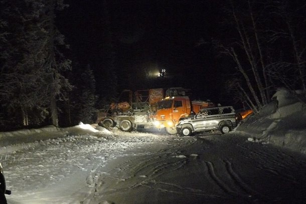 В Усинском районе «Патриот» врезался в стоявший на дороге КамАЗ