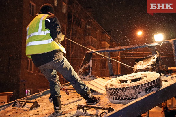 Дорожные службы Сыктывкара борются с последствиями снегопадов