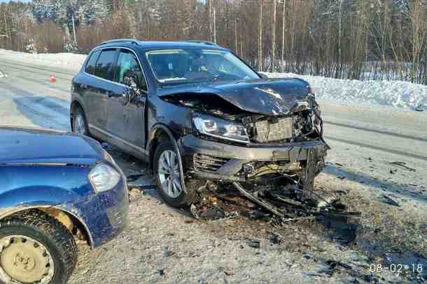 Под Сыктывкаром Lada Largus врезалась в Volkswagen