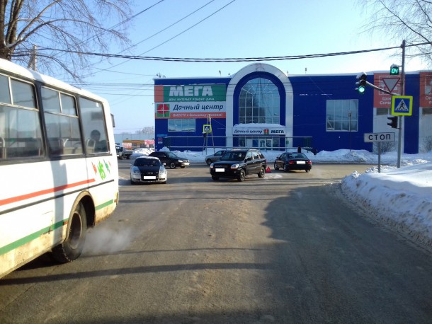 В Сыктывкаре на пешеходном переходе сбили женщину