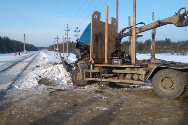 В Сыктывдинском районе тепловоз врезался в лесовоз