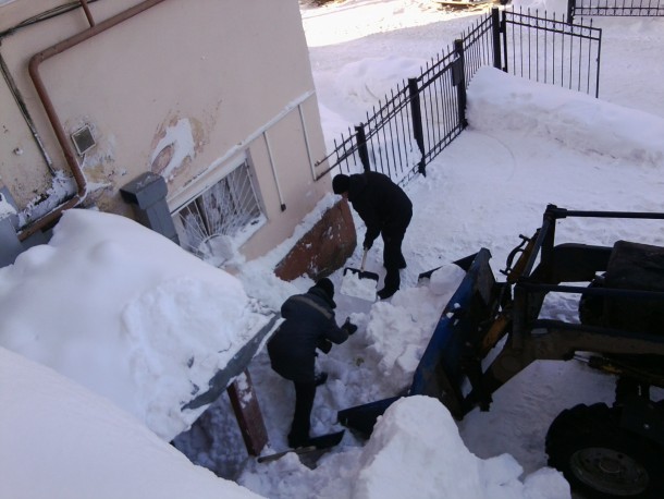 В Сыктывкаре коммунальщики расчистили замурованный снегом подъезд