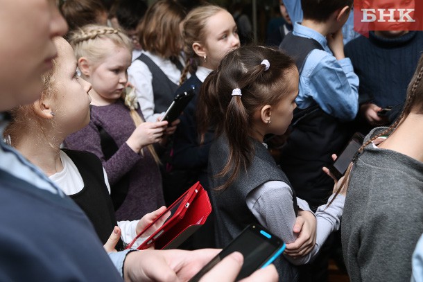 В зависимости детей от гаджетов нередко виноваты сами родители – психолог