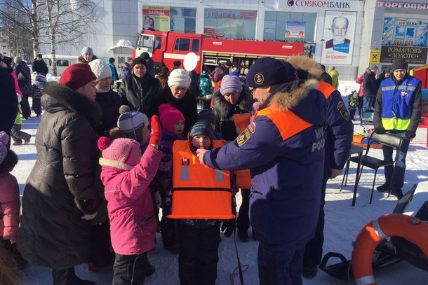 Сотрудники МЧС показали юным эжвинцам «Безопасную весну»