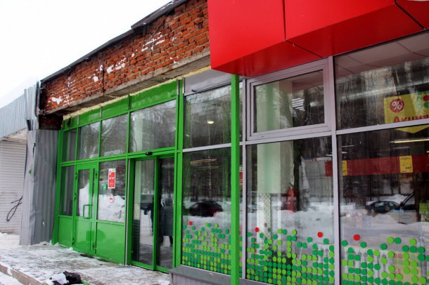 Народный корреспондент: «В центре Сыктывкара вывеска от магазина едва не обрушилась на людей»