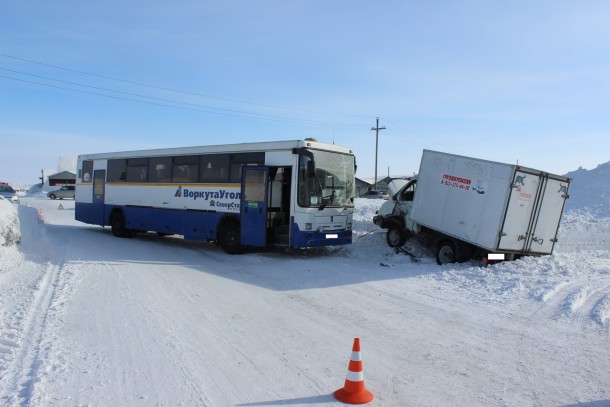 В Воркуте автобус въехал в «Газель»