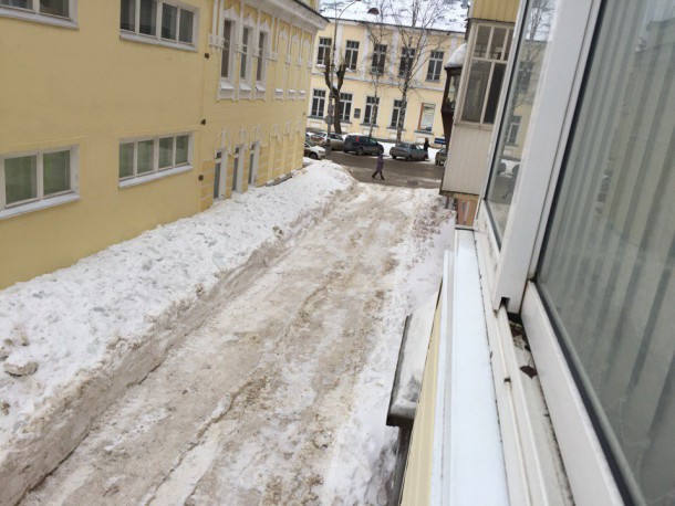 После публикации на БНК УК «УРЭК» почистила двор в центре Сыктывкара