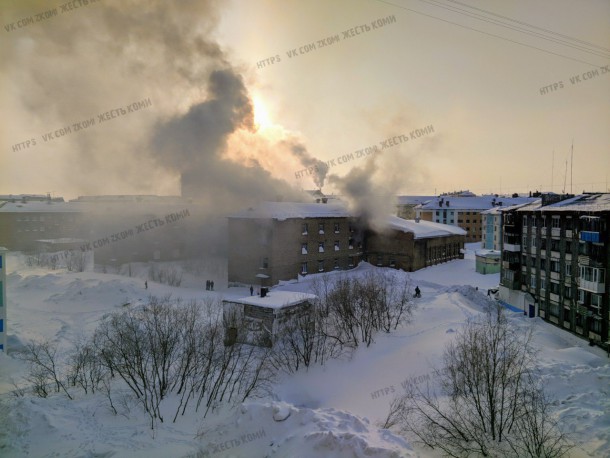 В Воркуте горит здание заброшенной школы