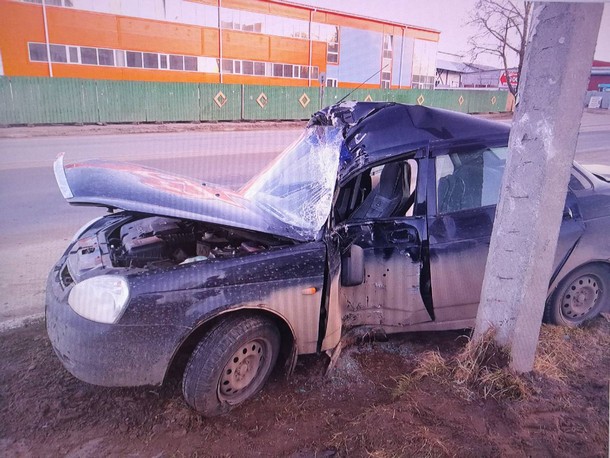 В Сыктывкаре молодой водитель ночью врезался в опору ЛЭП