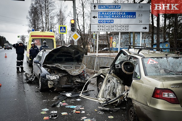 В Краснозатонском столкнулись две иномарки