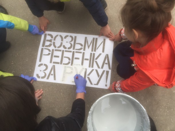 Школьники рисунками на асфальте напомнили сыктывкарцам о ПДД