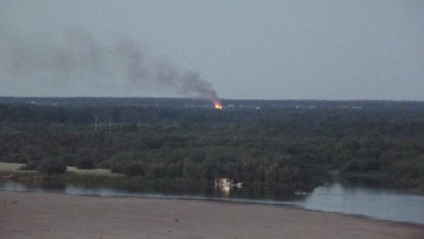 В Сосновой поляне под Сыктывкаром горит коттедж 