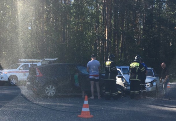 В Сыктывкаре на пригородной трассе столкнулись два автомобиля