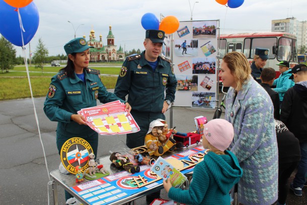 Спасатели пожелали юным усинцам безопасного учебного года