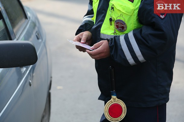 Воркутинца обвинили в ДТП после падения пассажирки при выходе из машины