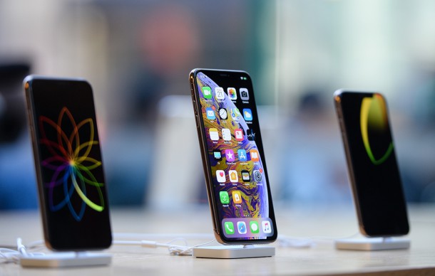 В России место в очереди за новыми iPhone стоит дороже самих смартфонов