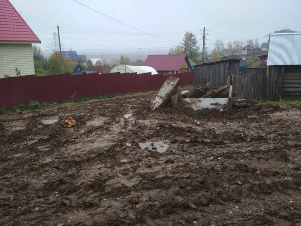 «Глаз народа»: В Выльгорте пожилой чете завалили калитку бетонными плитами