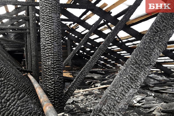 Сгоревшую крышу жилого дома в Объячеве обещают восстановить к Новому году