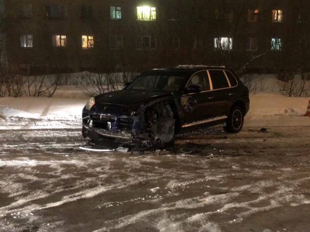 В Воркуте столкнулись Porsche Cayenne, «шестерка» и автобус