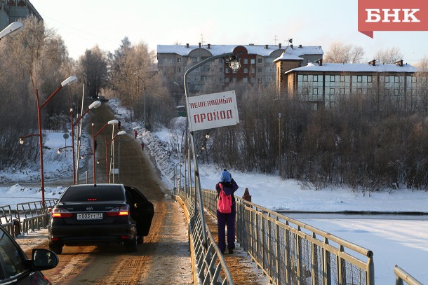 Для пешеходов открыли понтонный мост в сыктывкарское Заречье