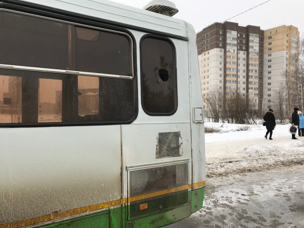 В Сыктывкаре в окно автобуса попал кусок металла