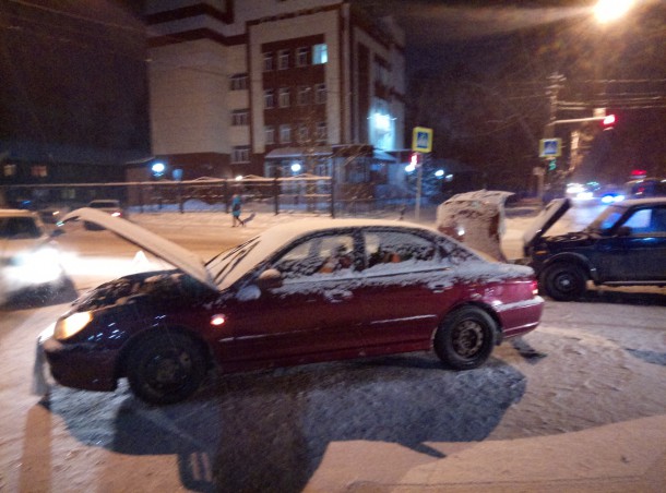 В Сыктывкаре иномарка спровоцировала ДТП на перекрестке