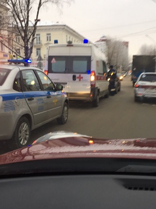 Уснувший водитель парализовал движение в центре Сыктывкара