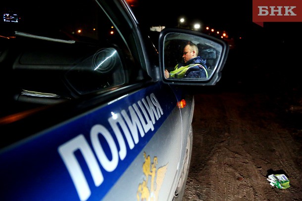 В Сыктывкаре лихач отправил девушку на Renault в дерево