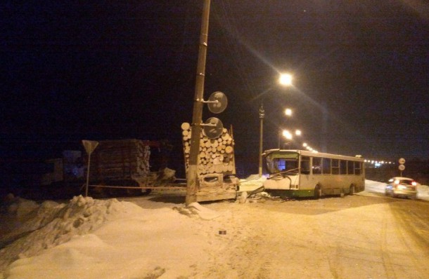 Дело о ДТП с автобусом и лесовозом в Сыктывкаре передадут в СКР