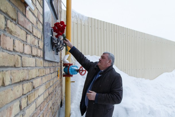 Сергей Гапликов возложил цветы к доске памяти Ивана Кулакова в Печоре