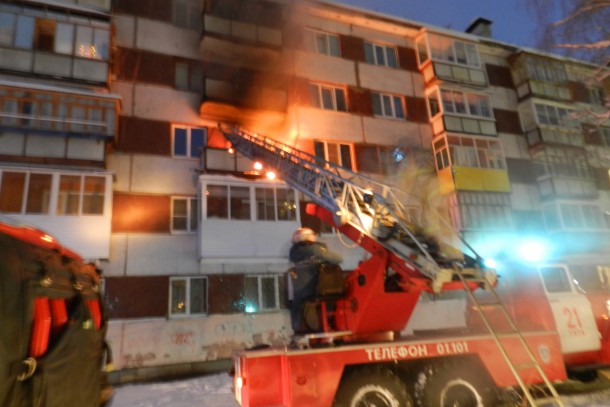 В Ухте во время пожара в пятиэтажке погибла женщина