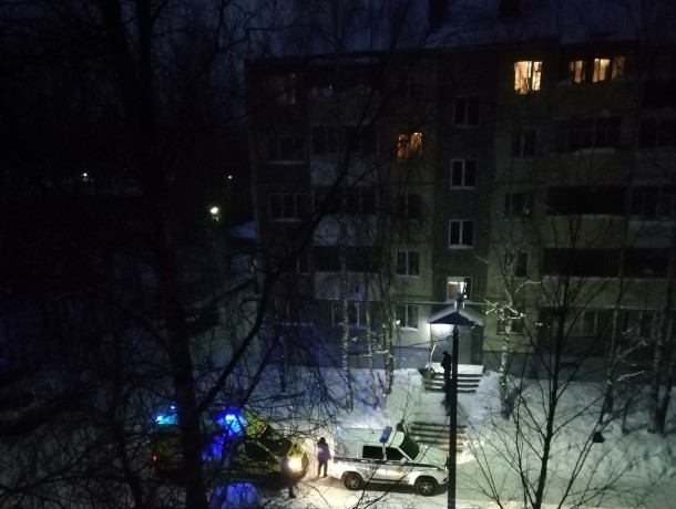 В столице Коми мужчина выпал из окна собственной квартиры