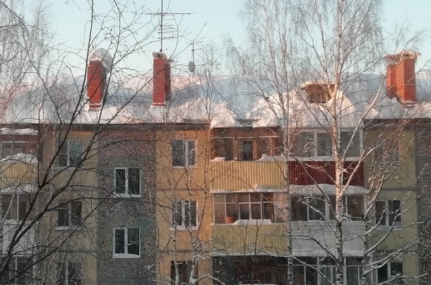 Сыктывкарец сорвался с пятого этажа, очищая балкон от снега