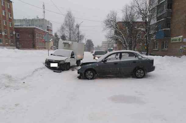 В ухтинском поселке иномарка въехала в фургон