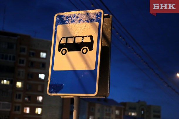 В Печоре ожидавшая автобус пенсионерка попала в ДТП