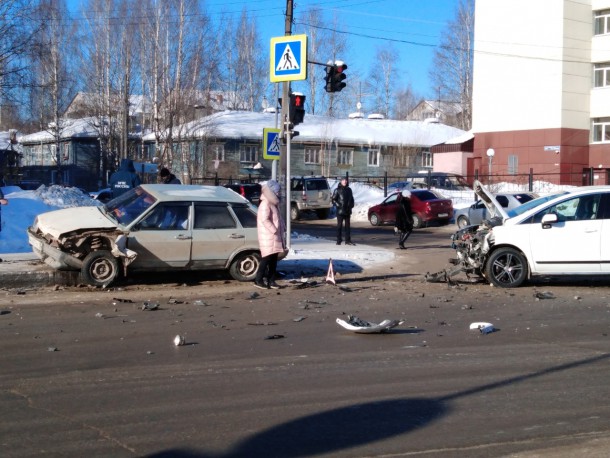 В Сыктывкаре не поделили перекресток «Жигули» и Peugeot 