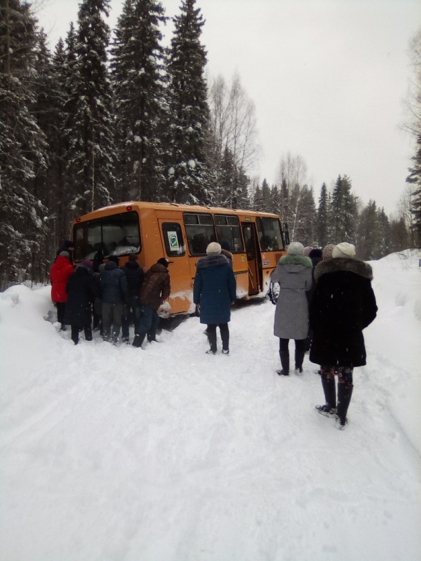 В Усть-Куломском районе пассажиры вызволили из снежного плена автобус 