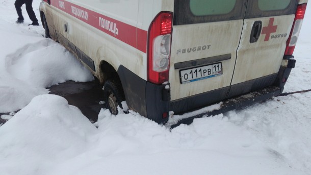 Народный корреспондент: в Сыктывкаре застрявшей во дворе скорой вызывали неотложку