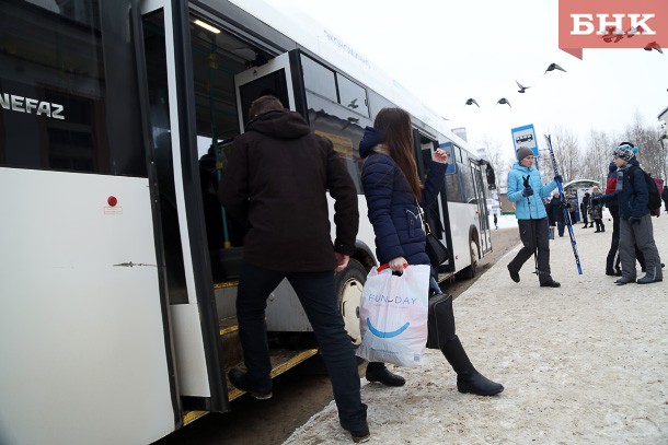 В Сыктывкаре при резком торможении автобуса пострадала пассажирка 