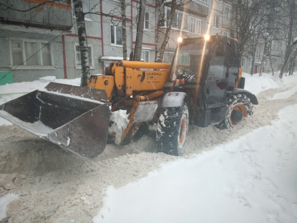 Глаз народа: «В Сыктывкаре снегоуборщик заблокировал машины во дворе»