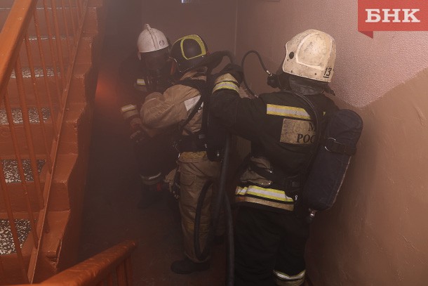 В Усинске из-за непотушенной сигареты эвакуировали жильцов пятиэтажки