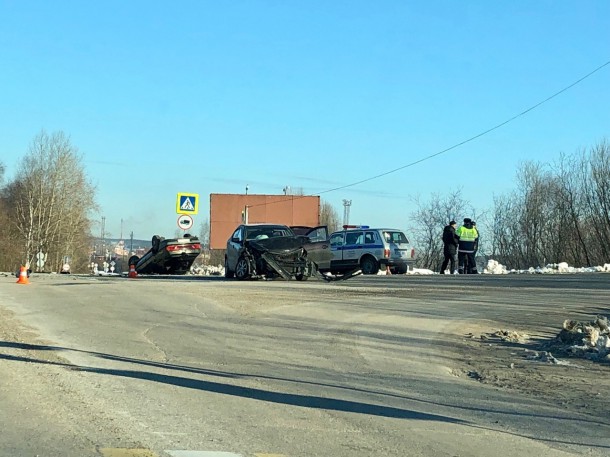 ВАЗ опрокинулся после столкновения на перекрестке в Сосногорске