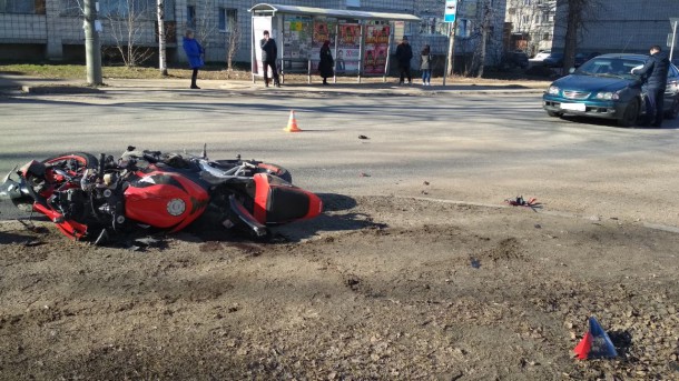 В центре Сыктывкара мужчина слетел с мотоцикла