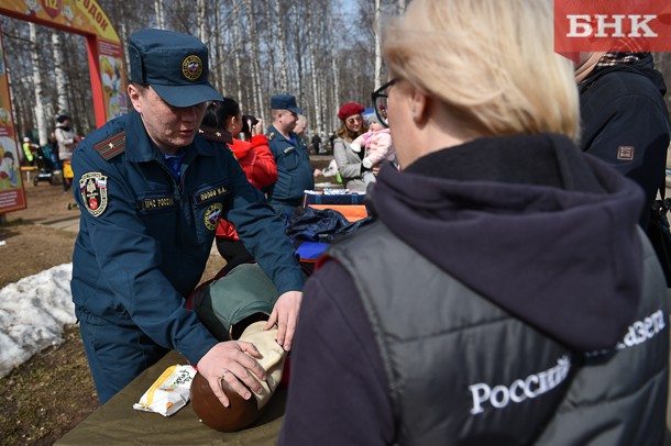 На «Маевке» сотрудники МЧС спасали Максима и обновляли детский городок