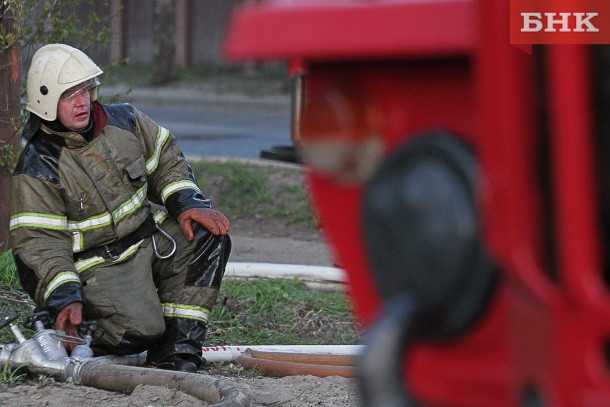 Пожарные за девять минут потушили КамАЗ в Мордино